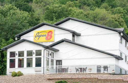 Winona Hotel | Super 8 by Wyndham Winona MN
