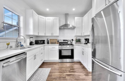 Willmore House | Super-Clean Bright & Big Private House w Huge Yard Near Beach, shopping + dining