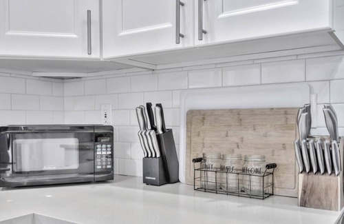 Willmore House | Super-Clean Bright & Big Private House w Huge Yard Near Beach, shopping + dining