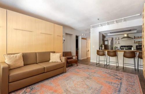 Kirkwood House | Super-Efficient Studio with Full Kitchen Balcony & Smart Sleeping Options