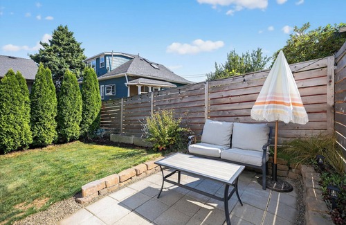 Southeast Magnolia House | Superb 2-bedroom house with AC, private yard & off street parking in Seattle