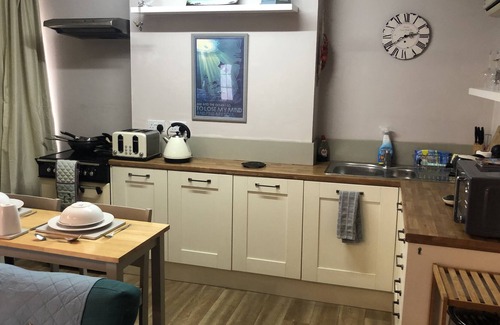 Bourne Apartment | Superb Apartment with Sky Glass TV and Netflix