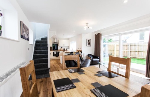 Llandaff Apartment | Superb Detached Coach House in Peaceful Location!