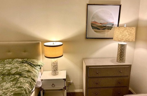 La Brea Apartment | SUPERB LOCATION! 2 bedroom 2 stores garden level apartment in the heart of LA