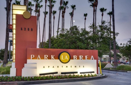 La Brea Apartment | SUPERB LOCATION! 2 bedroom 2 stores garden level apartment in the heart of LA