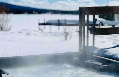Le Haut-Saint-Francois Regional County Municipality Ski Chalet | Superb log cabin *Spa* *Waterfront*