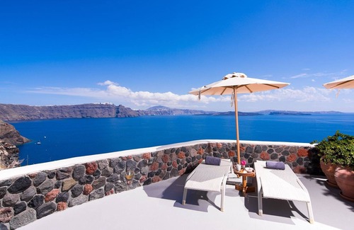 Oia Villa | Superb Santorini Cliff Villa | Villa Apolo | Breathtaking Sea Views | Spacious.