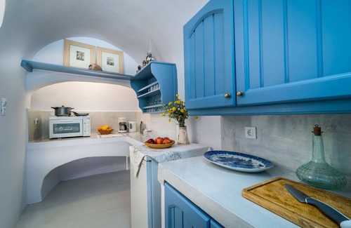 Finikia Villa | Superb Santorini Suites | Fava Eco | Master Suite with Outdoor Private Jacuzzi.