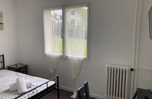 Vandoeuvre-les-Nancy House | Superbe chambre parentale avec sa propre salle de bains avec douche et wc privés, cuisine et Wifi