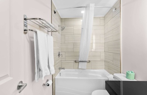 Windsor Hotel | SureStay Plus by Best Western Windsor
