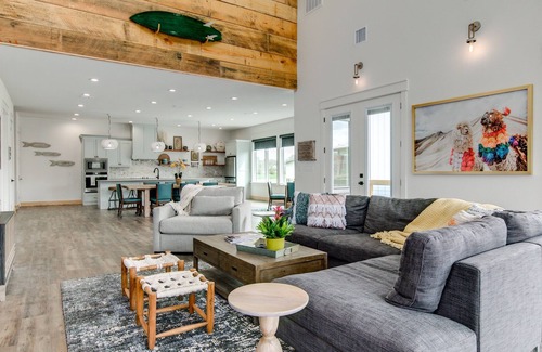 Glenwood House | Surf Shack on the Caddo: Sleeps 16 + Insta-Worthy!