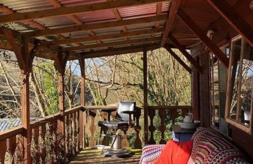 Lee Apartment | Surfers and walkers cosy camping cabin