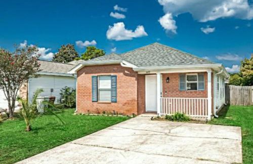 Gulf Breeze House | Surfside Cottage - Charming Quiet 3BD 2BA House - Private Beach Access, Close to Navarre Beach & Gulf Breeze Zoo