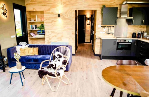 Grou House | Swarm - 3 Waterlodges Naast Elkaar in Friesland