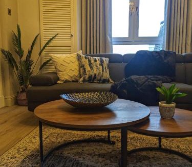 Hamilton Apartment | Sweeney Stays, Cadzow Apartment