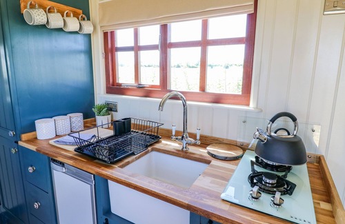 East Drayton Cottage | SWEET CAROLINE SHEPHERD’S HUT, pet friendly in Sutton-On-Trent