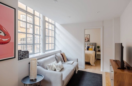 Clerkenwell Apartment | Sweet Dreams - Farringdon - by Frankie Says