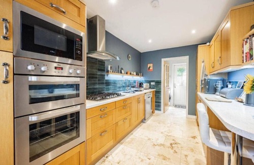 Norwich Apartment | Swift Host | Maple House | Sleeps 4 | Parking | EV Charger | Garden