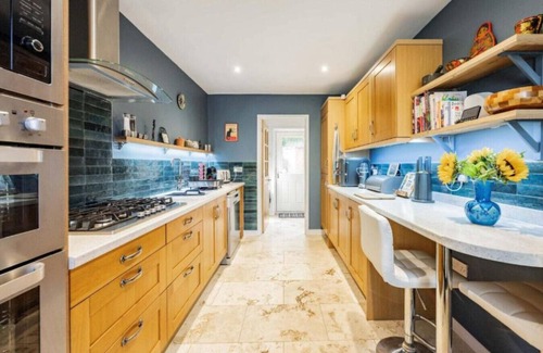 Norwich Apartment | Swift Host | Maple House | Sleeps 4 | Parking | EV Charger | Garden