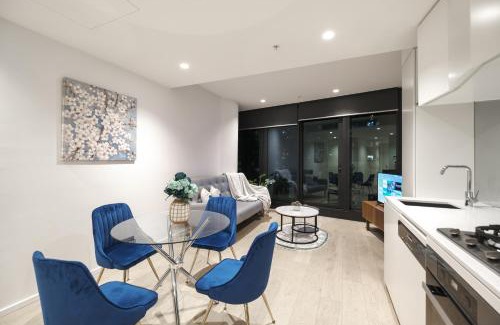 Southbank Apartment | Swimming Pool View 2br2ba At Ms Balcony