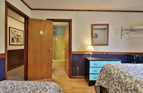 Pittsfield House | Swiss Farm Inn - RM8 "Superstar" Queen Bed & Twin Bed