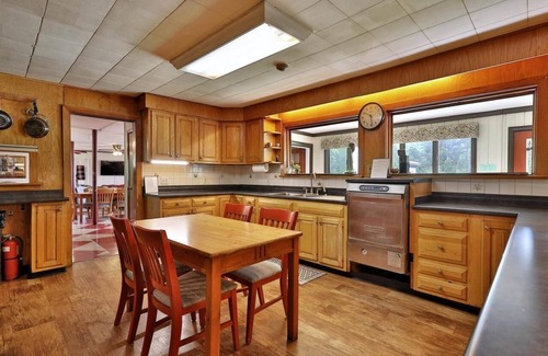 Pittsfield House | Swiss Farm Inn - RM8 "Superstar" Queen Bed & Twin Bed