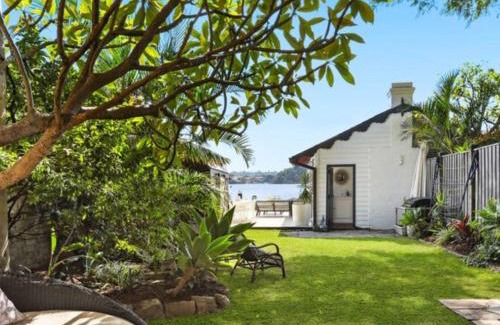 Birchgrove Apartment | Sydney Harbourfront Boathouse and Studio Escape