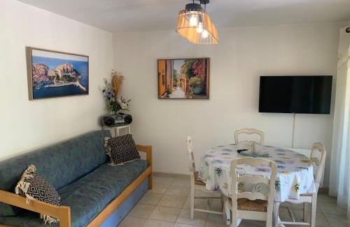 Le Lavandou Apartment | T2 en rez de jardin avec piscine