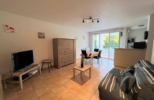 Cambo-les-Bains Apartment | T2 lumineux à Cambo-les-Bains avec piscine, parc et parking, proche centre, équipé et sécurisé - FR-1-495-57