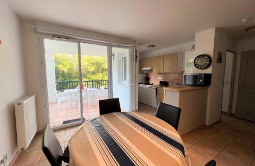 Cambo-les-Bains Apartment | T2 lumineux à Cambo-les-Bains avec piscine, parc et parking, proche centre, équipé et sécurisé - FR-1-495-57
