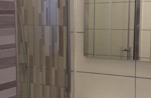 La Roche-Posay Apartment | T2 lumineux au centre-ville de La Roche-Posay, proche thermes, avec Wi-Fi et lave-linge - FR-1-541-1