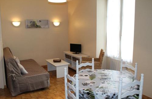 La Roche-Posay Apartment | T2 lumineux au centre-ville de La Roche-Posay, proche thermes, avec Wi-Fi et lave-linge - FR-1-541-1