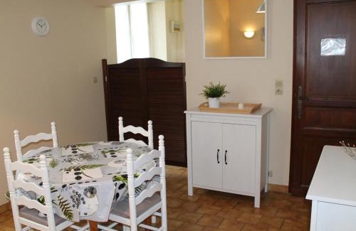 La Roche-Posay Apartment | T2 lumineux au centre-ville de La Roche-Posay, proche thermes, avec Wi-Fi et lave-linge - FR-1-541-1