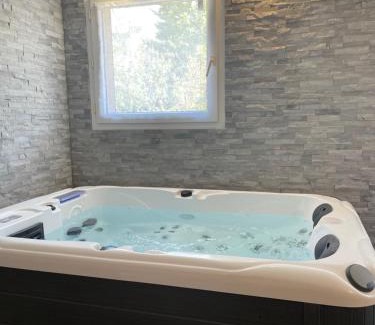 Quartier Croix-Daurade Apartment | T2 rénové, jaccuzi, sauna, sièges massants, jardin, parking, métro