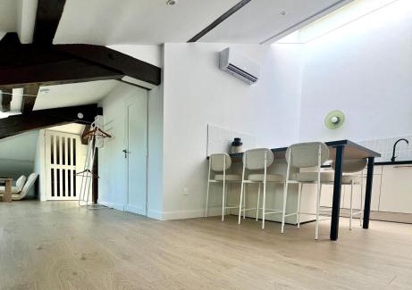 Narbonne Apartment | T2 sous les toits, entre gare et centre-ville, Grands buffets