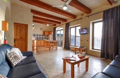 Xaghra Villa | Ta Danjela villa with private pool and close to the sea and historical places