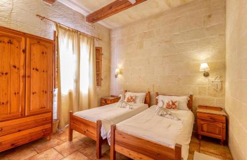 Birbuba House | Ta'Leli Pool Farmhouse in Gozo - Happy Rentals