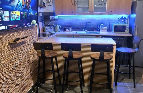 Gabalfa Apartment | Taff Cottage - Stylish family friendly gateway by River Taff with free parking