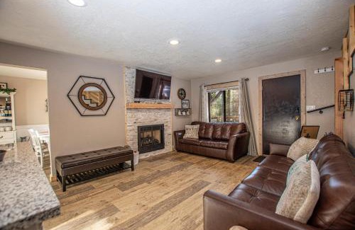 Tahoma House | Tahoma Treasures Emerald Cabin Hauserman Rentals