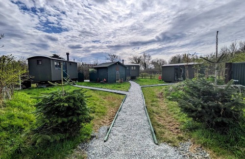 Llanfairpwllgwyngyll House | "Taid" shepherd's hut - Cwtch@Hafod, Shepherds hut