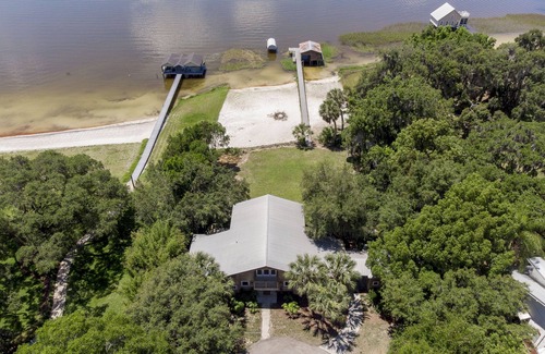 Candler House | Take a look at beautiful Cedar Lodge on Lake Weir!n