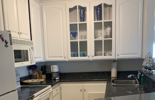 Hollywood Condo | Take Advantage of Our Spring Special! Book Now thru June and get a 15% discount!