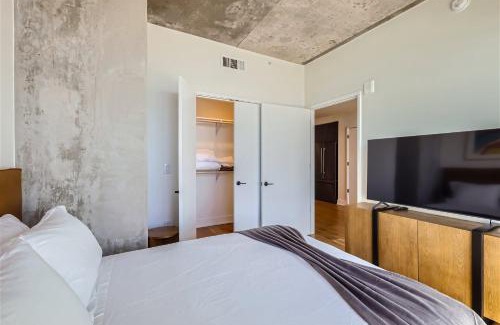 Rainey Street Historic District Apartment | Take in the views with 1BR plus Rooftop pool