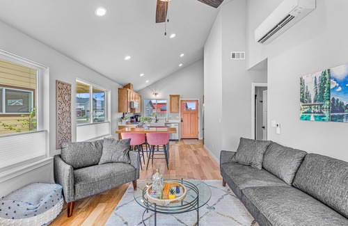 Talent House | Talent Cottage- 2 King beds, 2 bath with garage!