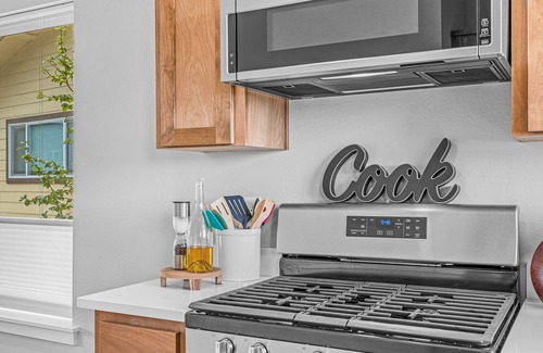 Talent House | Talent Cottage- 2 King beds, 2 bath with garage!