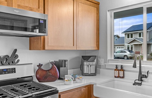 Talent House | Talent Cottage- 2 King beds, 2 bath with garage!