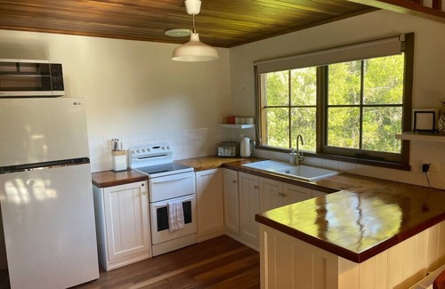 Apollo Bay Cottage | Tall Trees Eco Retreat - Satinwood Cottage