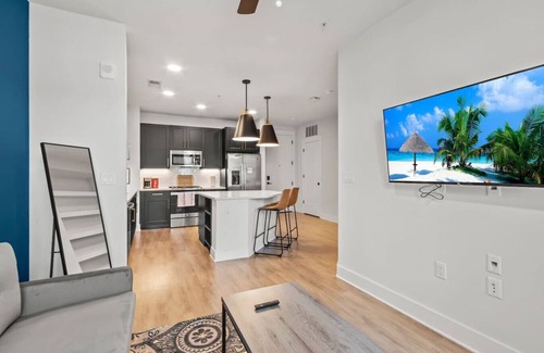 North Hyde Park Apartment | Tampa Getaway | Luxury & Peace | Pool & Gym!