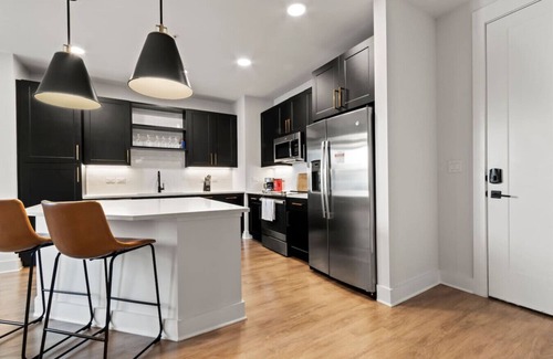 North Hyde Park Apartment | Tampa Getaway | Luxury & Peace | Pool & Gym!