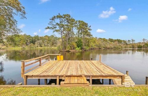 Mobile House | Tara's Riverfront Hideaway